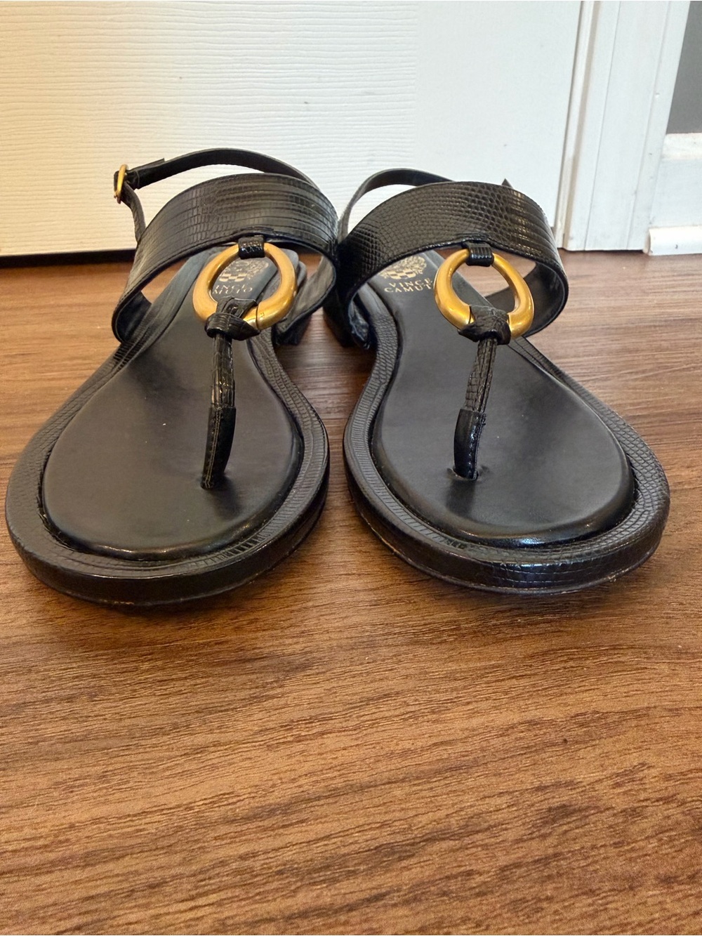 NEW ** Vince Camuto Black Croc-Embossed Platform Thong Sandals with Gold Accent